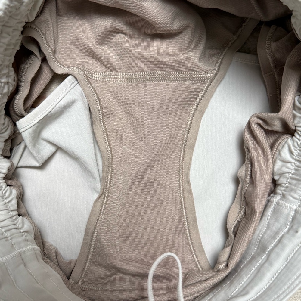 Lululemon Hotty Hot Short *High-Rise 2.5"
White Size 6 Style# W7AY1R - Picture 6 of 10
